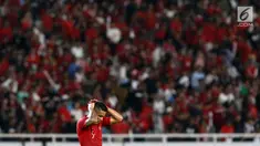 Pemain Timnas Indonesia, Alberto Goncalves memegang kepala usai dikalahkan Malaysia pada laga perdana Grup G Penyisihan Kualifikasi Piala Dunia 2022 zona Asia di Stadion Gelora Bung Karno, Jakarta, Kamis (5/9/2019). Indonesia kalah 2-3. (Liputan6.com/Helmi Fithriansyah)