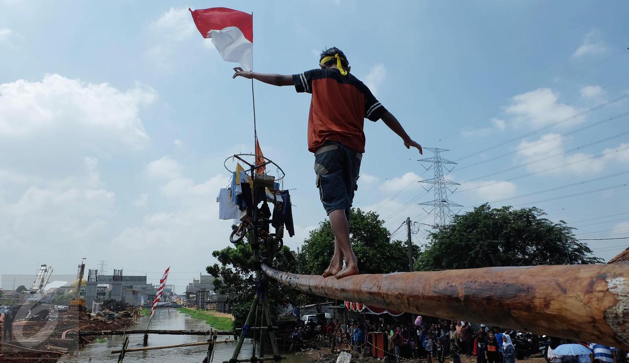 Peserta mengikuti lomba Jalan Pinang di Kalimalang, Jakarta Timur, Senin (17/8). Lomba tersebut dalam rangka menyemarakkan perayaan HUT RI ke-71. (Liputan6.com/Johan Tallo)