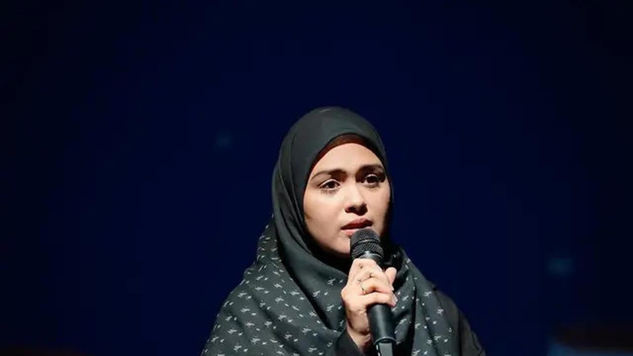 Potret 7 Artis Baca Puisi di Peluncuran Buku Natasha Rizky, Desta Sampai Menangis