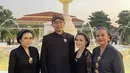 Hadir di Kirab Pusaka Malam 1 Suro, Prilly mengenakan kebaya kutubaru brukat hitam dengan jarik Batik.  [@prillyalatuconsina]