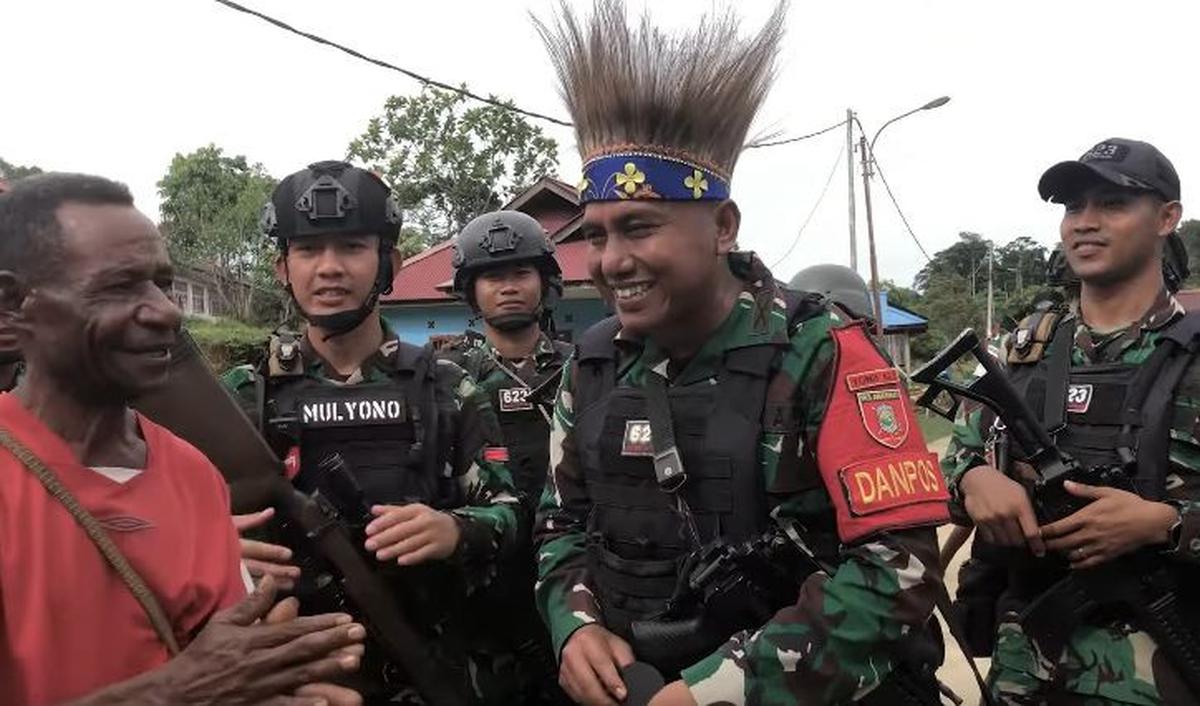 Sebagai ucapan terima kasih, terlihat masyarakat setempat memberikan topi aksesoris sebagai cenderamata atau kenang-kenangan. <br>