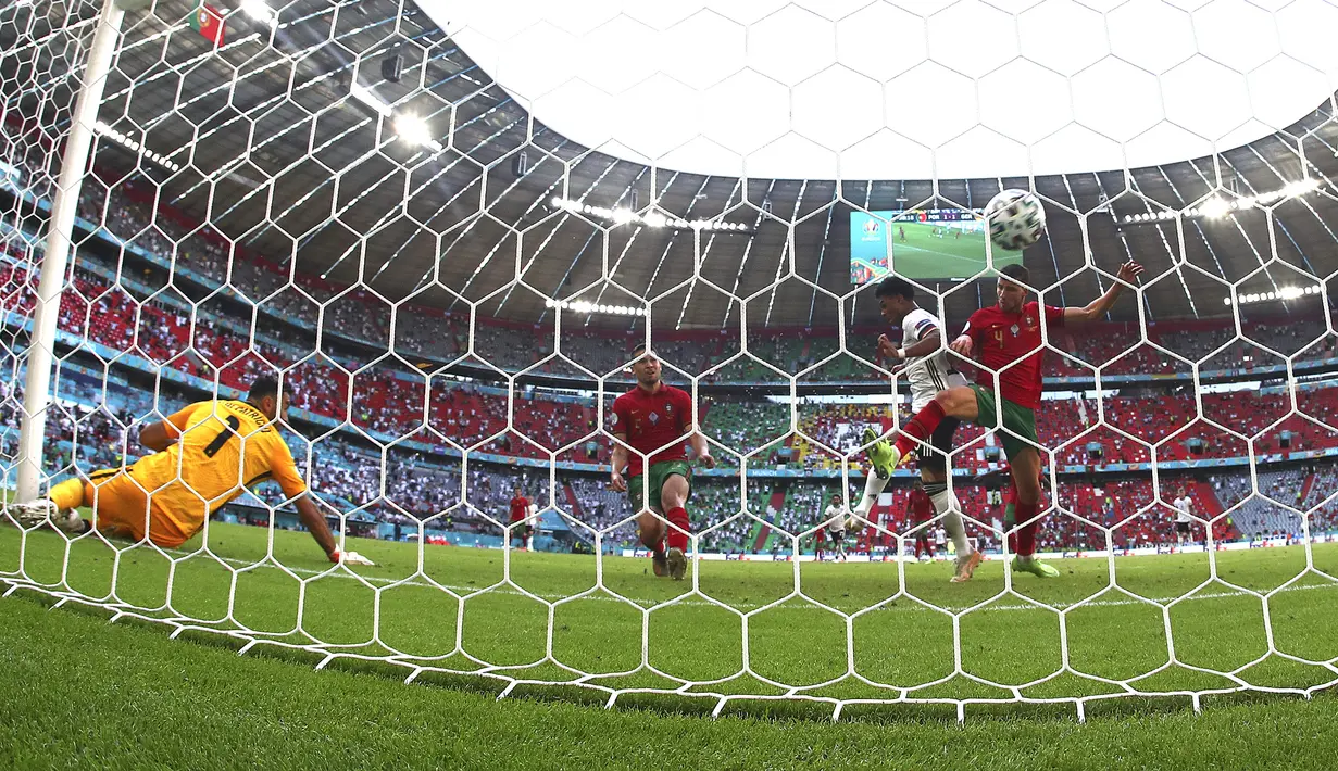Gol bunuh diri ke-4 terjadi di laga Grup F saat Portugal menghadapi Jerman (19/6/2021). Bek Portugal asal Manchester City, Ruben Dias melakukan gol bunuh diri pada menit ke-35 yang membuat Jerman menyamakan kedudukan 1-1. Hasil akhir, Portugal kalah 2-4. (Foto: AP/Pool/Matthias Schrader)