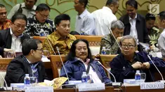 Dirut PT. Indofood Franciscus Welirang (tengah) dan beberapa pengusaha lainnya saat mengikuti RDP antara Panja Limbah dan Lingkungan Komisioner VII dengan Dirjen Minerba di Kompleks Parlemen MPR/DPR-DPD, Jakarta, Rabu (6/3). (Liputan6.com/Johan Tallo)
