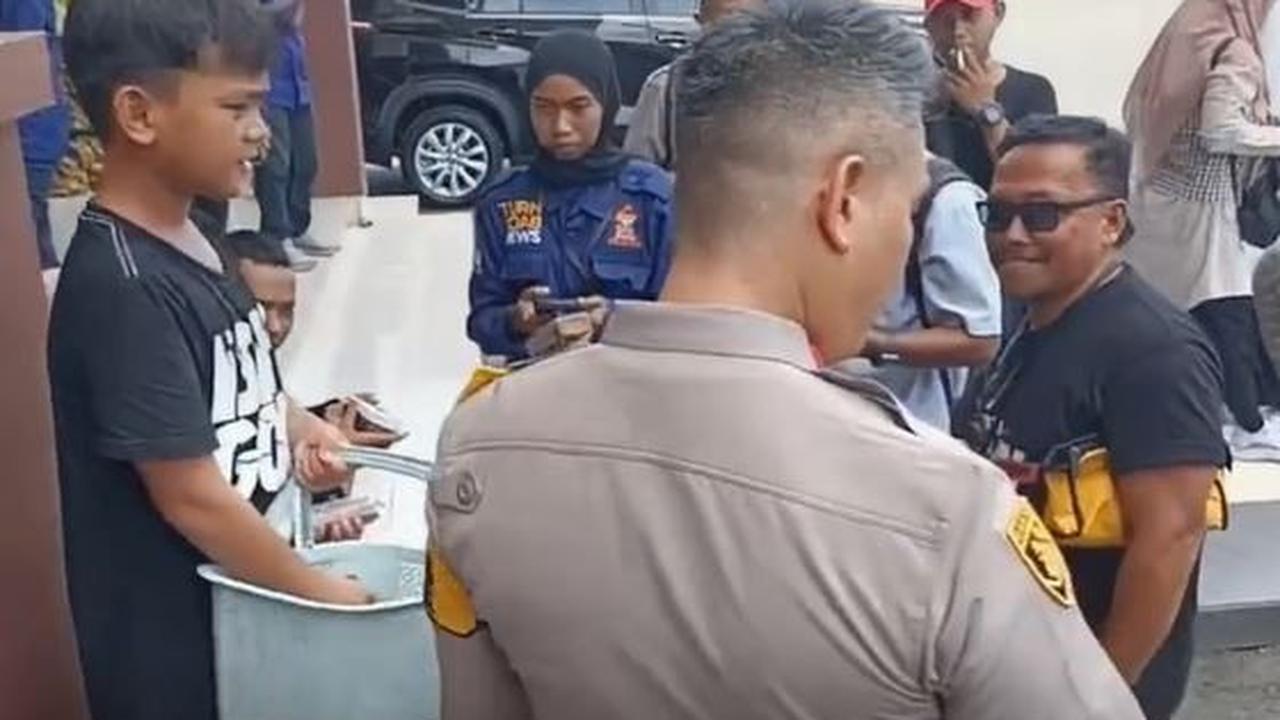 "Di saat teman-teman se usianya asik bermain, dia harus bekerja keras membantu ibu nya" ujar Kapolres<br>