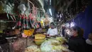 Aktivitas pedagang dan pembeli di pasar tradisional di Palmerah Jakarta, Jumat (3/4/2026). Badan Pusat Statistik mencatat tingkat inflasi Indonesia pada Maret 2026 sebesar 0,41 persen secara bulanan, atau lebih rendah dibandingkan Februari yang mencapai 0,68 persen. (merdeka.com/Arie Basuki)