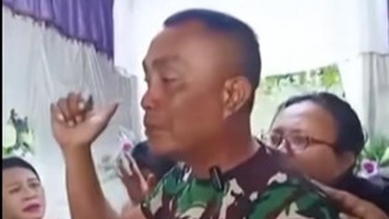 Sersan Mayor (Serma) Christian Namo, ayah mendiang Prada Lucky Chepril Saputra Namo
