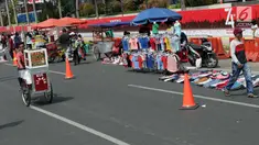 Pedagang kaki lima (PKL) menggelar dagangannya di Jalan Jenderal Sudirman saat Hari Bebas Kendaraan, Jakarta, Minggu (25/8/2019). Para PKL ini menggelar dagangannya terlalu menjorok ke tengah jalan sehingga mengganggu kenyamanan warga yang berolahraga saat CFD. (Liputan6.com/Helmi Fithriansyah)
