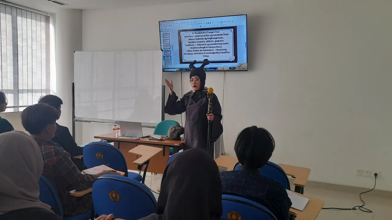 Dosen Mata Kuliah Keaktoran Program Studi Sastra Indonesia FIB Universitas Jember menggunakan costum player (cosplay) saat mengajar. (Istimewa)