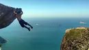 Luis Fernando Candela melakukan gerakan Pull-up disalah satu tebing yang tinggi di taman nasional Pedra Branca, Brasil. Ia sering sekali melakukan tindakan berbahaya yang dapat mengancam nyawanya. (Dailymail.co.uk)