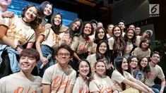 Pemeran film "bebas" foto bersama usai jumpa pers di Jakarta, Rabu (18/09/2019). Film "bebas" akan tayang di bioskop pada 3 Oktober 2019, Film ini akan membawa penonton bernostalgia ke masa SMA dengan kisah cinta, pertemanan dan kenakalan-kenakalan remaja saat itu. (Liputan6.com/Herman Zakharia)