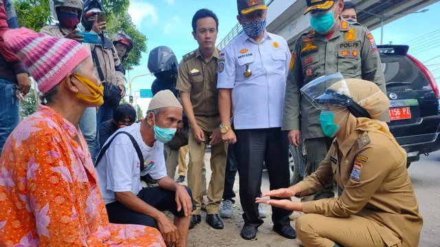 Alasan Warga Palembang Nekat Mengemis Sembako di Pinggir Jalan