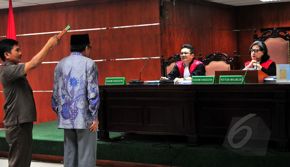 Waryono Karno mengambil sumpah sebelum memberikan kesaksian di sidang lanjutan Sutan Bhatoegana di Pengadilan Tipikor, Jakarta, Kamis (21/5/2015). Waryono bersaksi terkait dugaan suap APBN-P 2013 di Kementerian ESDM. (Liputan6.com/Yoppy Renato)