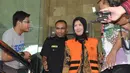 Istri Wali Kota Palembang Romi Herton, Masyitoh, diperiksa KPK selama 30 menit, Jakarta, Kamis (2/10/2014) (Liputan6.Com/Miftahul Hayat)