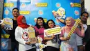 Sejumlah calon penonton bergaya di photo booth jelang menyaksikan film Minions di Bekasi Cyber Park, Minggu (28/6/2015). Film ini bergenre animasi yang dirilis Illumination Entertaiment. (Liputan6.com/Helmi Fithriansyah)