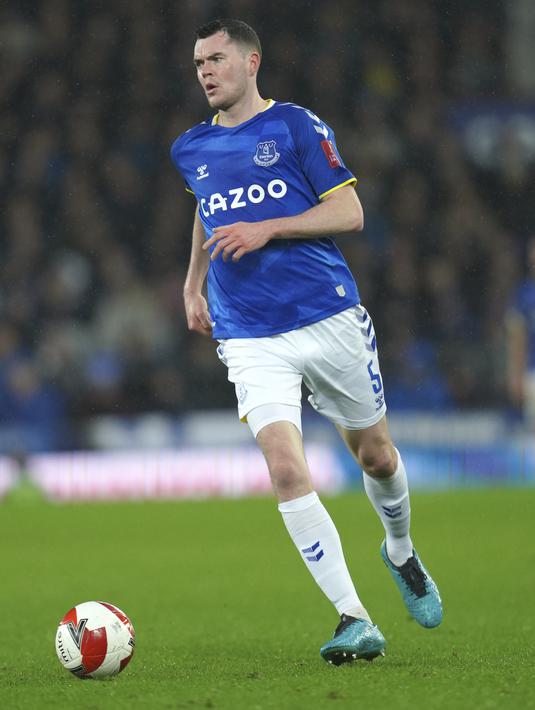 Bek Everton, Michael Keane membawa bola saat bertanding melawan Boreham Wood pada putaran kelima Piala FA Inggris di Goodison Park di Liverpool, Inggris, Jumat (4/3/2022). Everton menang atas Boreham Wood 2-0. (AP Photo/Jon Super)
