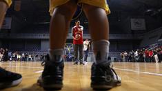 Bintang NBA dari Oklahoma City Thunder, Enes Kanter memberikan instruksi saat sesi Coaching Clinic di Britama Arena, Jakarta, Kamis (18/5/2017). (Bola.com/Nicklas Hanoatubun)