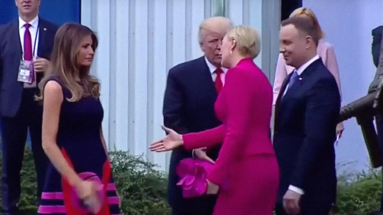 [Bintang] Ditolak Bersalaman, Ini Hukum Karma untuk Donald Trump?