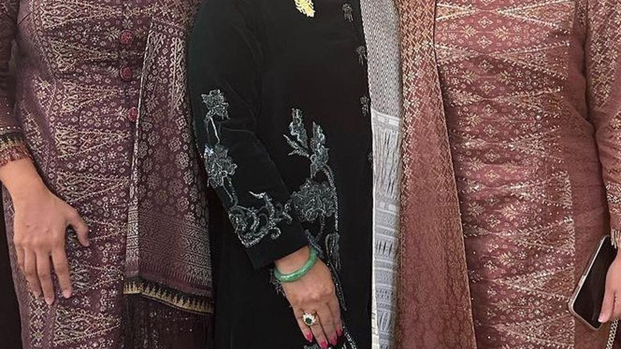Dalam foto, Titiek terlihat tampil cantik menggunakan kain songket dan ikat kepala khas adat Batak. <br>