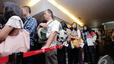 Antrian para Cinemaholic jelang menyaksikan film Doraemon di Blitz Megaplex, Jakarta (13/12/2014). (Liputan6.com/Faizal Fanani)