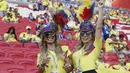 Dua fans cantik menari saat menunggu Los Cafeteros melawan Polandia pada laga grup H Piala Dunia 2018 di Kazan Arena, Kazan, Rusia, (24/6/2018). Kolombia menang 3-0 atas Polandia. (AP/Frank Augstein)