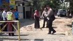 Seorang ayah diduga menabrak anaknya sendiri hingga tewas. Sang ayah mengaku tidak tahu anaknya turun dari mobil.