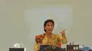 Menteri Kelautan dan Perikanan, Susi Pudjiastuti memberikan keterangan saat konferensi pers di Kantor Kementerian, Jakarta, Kamis (15/10/2015). Susi berencana akan menenggelamkan 14 dari 18 kapal pada 19-20 Oktober 2015. (Liputan6.com/Andrian M Tunay)
