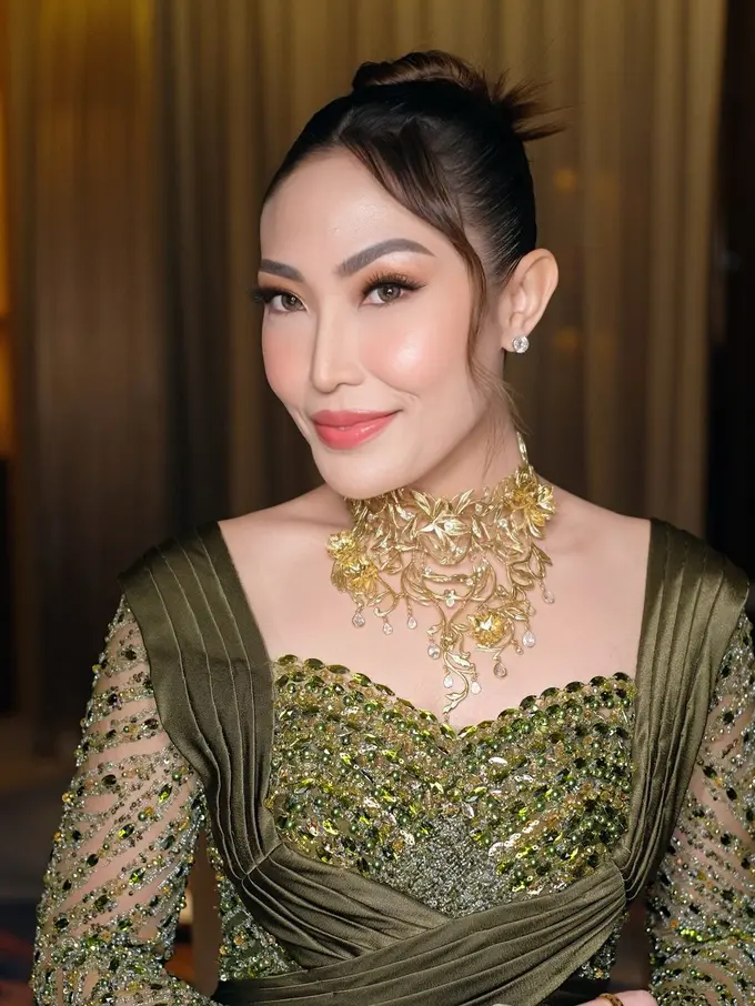 Ayu dewi kenakan kebaya hijau