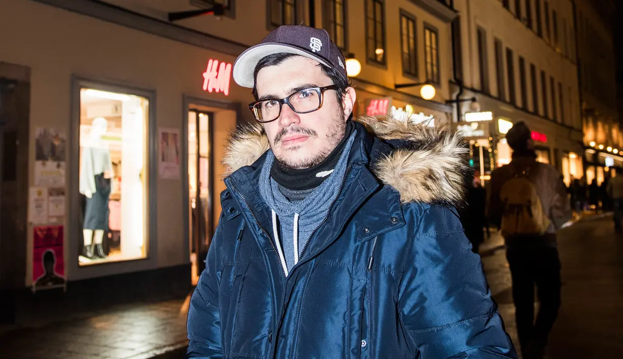 Seniman Prancis, Julien Nonnon berfoto di dekat karyanya di Sodermalm, Stockholm, Swedia (25/11). Pameran ini berjudul Safari Urbain Sthlm yang menampilkan gambar hewan yang diproyeksikan di bangunan di sekitar Stockholm. (AFP/Jonathan Nackstrand)