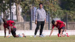 Pelatih kepala Timnas Indonesia U-24, Indra Sjafri (tengah) memimpin latihan untuk Asian Games 2022 Hangzhou yang berlangsung di Lapangan A, Kompleks Stadion Utama Gelora Bung Karno (SUGBK), Senayan, Jakarta, Jumat (15/09/2023). (Bola.com/Bagaskara Lazuardi)