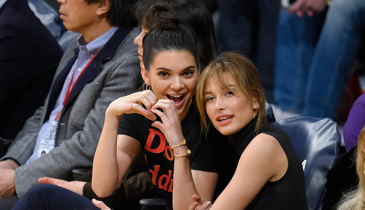 Hailey Baldwin kini tengah berbahagia usai dilamar oleh Justin Bieber. Ia pun membagi perasaannya dengan langsung menelpon Kendall Jenner. (StyleCaster)