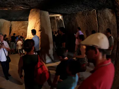 Wisatawan mengunjungi dolmen Menga di Antequera Dolmens  yang baru ini menjadi situs Warisan Dunia UNESCO, Antequera , Spanyol, (17/7). UNESCO meresmikan tiga Dolmen kuno di Spanyol menjadi warisan dunia. (REUTERS / Jon Nazca)