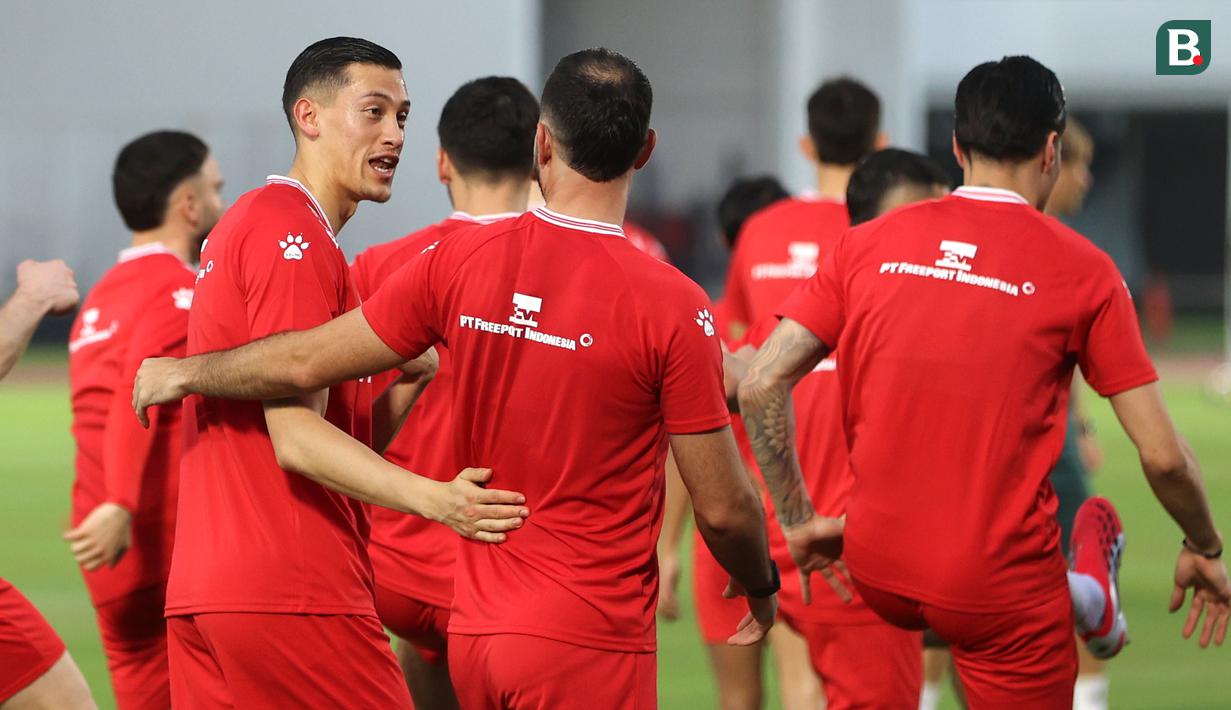 Pemain Timnas Indonesia, Jay Idzes (kiri) berbincang dengan Jordy Amat saat melakoni latihan resmi menjelang laga FIFA Series 2026 melawan St Kitts and Nevis di Stadion Madya, Senayan, Jakarta, Kamis (26/03/2026). (Bola.com/M Iqbal Ichsan)