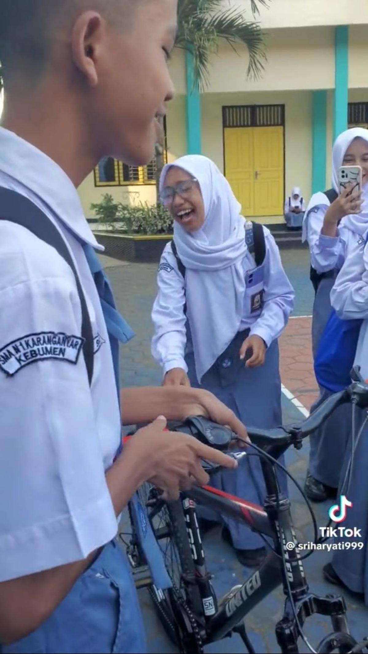 Viral Anak SMA Iuran Belikan Sepeda untuk Temannya yang ke Sekolah Jalan Kaki, Tuai Pujian