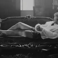 Meski sedang tidur, Taeyeon tampak elegan dalam teaser MV terbarunya berjudul 'Rain'.