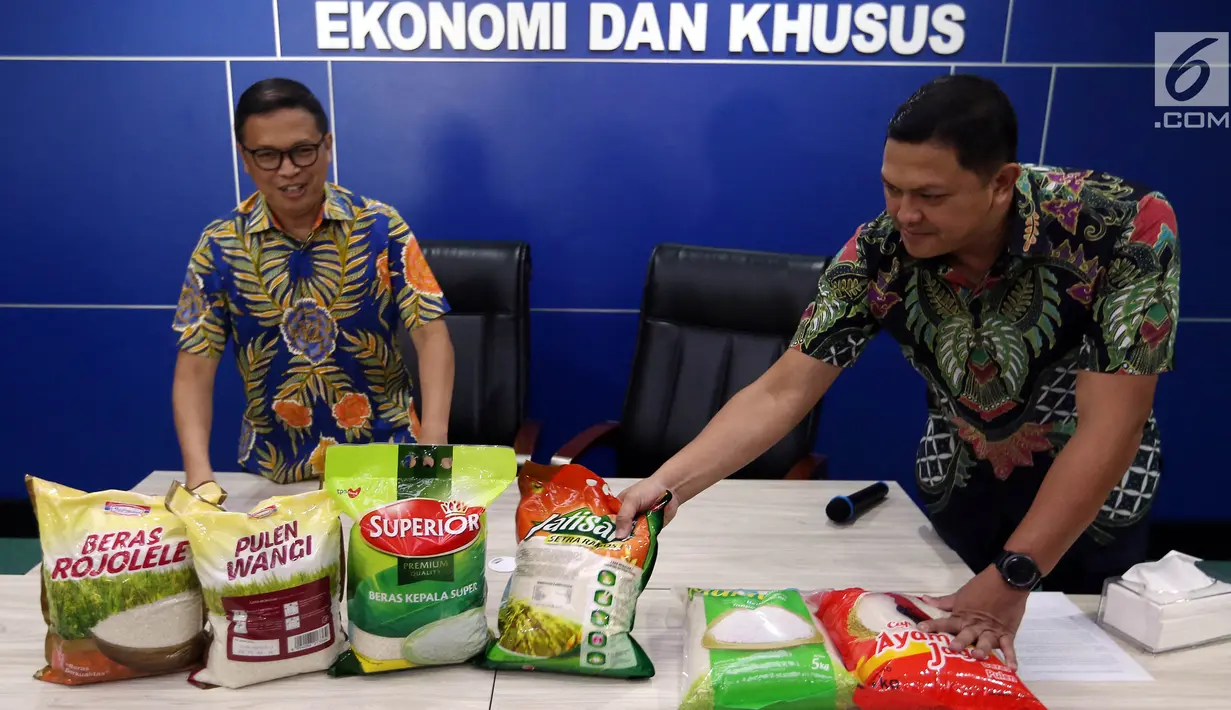 Direktur Tipideksus Bareskrim Mabes Polri, Brigjen Agung Setya didampingi Kasubdit I Dittipideksus Bareskrim Polri Kombes Hengki Haryadi menampilkan beras saat jumpa pers di Gedung Bareskrim, Jakarta, Jumat (25/8). (Liputan6.com/Johan Tallo)