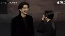 Seperti biasa, dalam sesi foto dengan jurnalis, kedua bintang diminta untuk melakukan pose hati. Sepertinya mereka tak terbiasa melakukan ini. (Foto: Netflix)