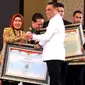 Menteri Pendayagunaan Aparatur Negara dan Reformasi Birokrasi (PAN-RB) Syafruddin menyerahkan SAKIB award kepada Bupati Serang Ratu Tatu Chasanah. (Istimewa)