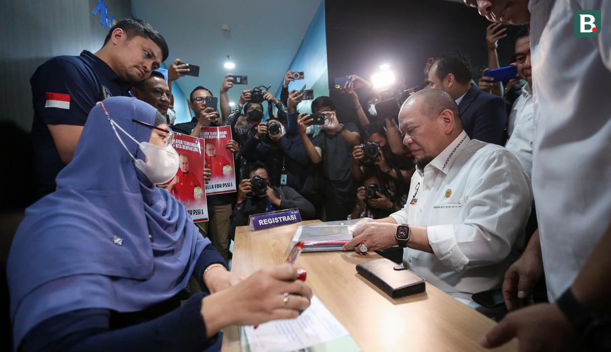 <p>Bakal Calon Ketua Umum PSSI, AA La Nyalla Mahmud Mattalitti menyerahkan berkas pendaftaran Bakal Calon Ketua Umum PSSI kepada Staff PSSI yang berlangsung di GBK Arena, Jakarta, Jumat (13/01/2023). (Bola.com/Bagaskara Lazuardi)</p>