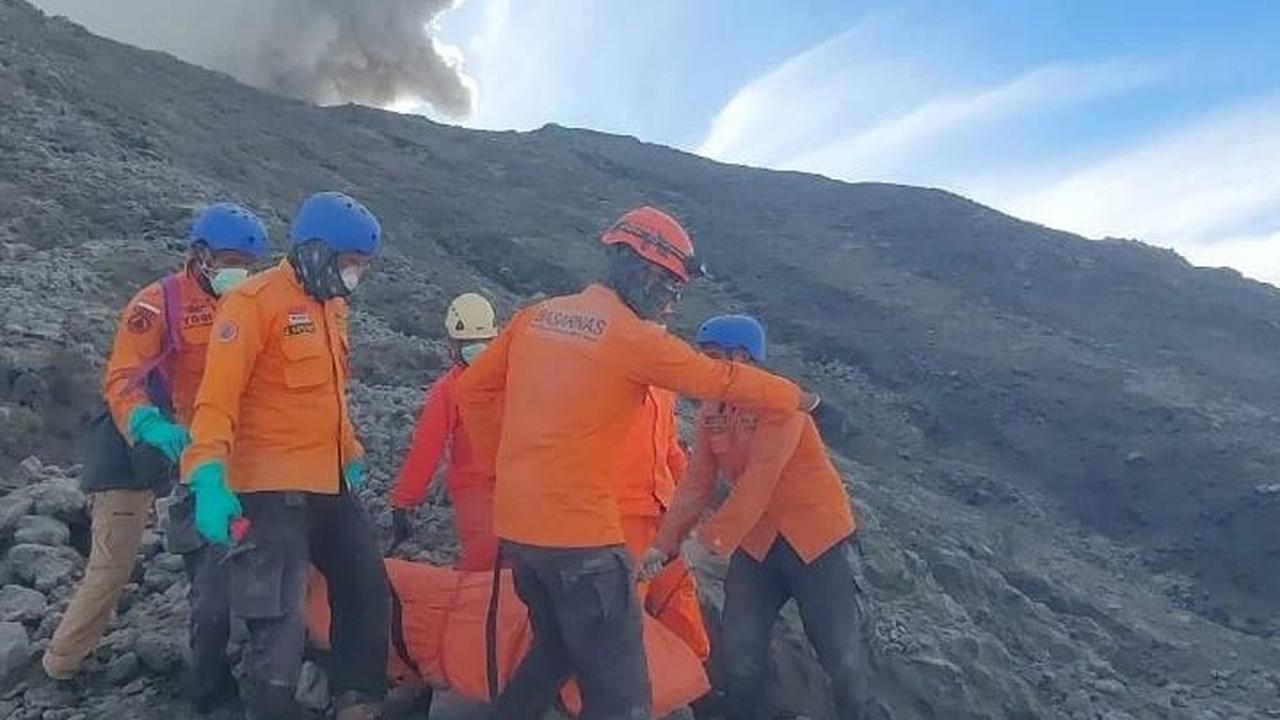 Tim SAR gabungan berpacu dengan waktu untuk mengevakuasi jenazah pendaki yang berada di puncak Gunung Marapi, pada Selasa (5/12/2023). Medan yang sulit dan intensitas erupsi yang masih tinggi menjadi tantangan utama bagi tim SAR.