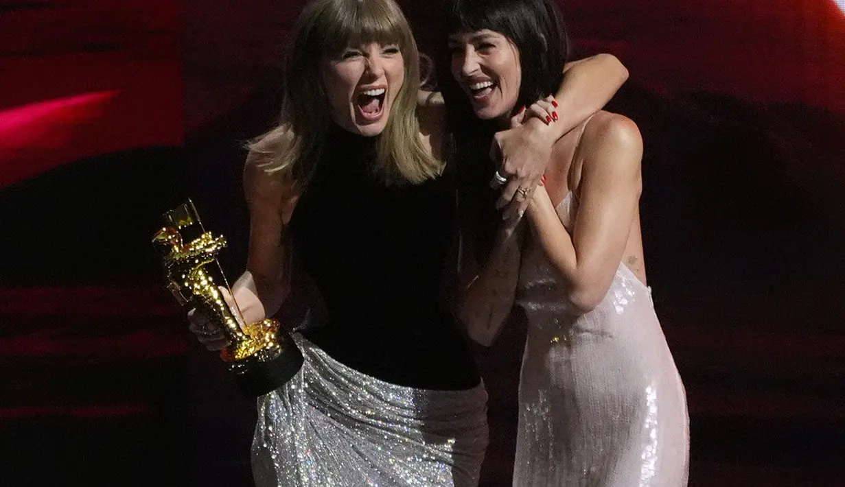 Taylor Swift menerima penghargaan Video of the Year untuk lagu “The Fate of Ophelia” dalam ajang MTV Video Music Awards (VMAs) 2026 di Peacock Theater, Los Angeles, Amerika Serikat, Minggu (27/9/2026) waktu setempat. (AP Photo/Chris Pizzello)