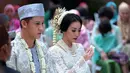 Kebahagiaan tengah menyelimuti pasangan Rinni Wulandari dan Jevin Julian yang baru saja resmi menjadi sepasang suami istri. Ikrar janji suci diucapkan Jevin di hadapan penghulu dan tamu undangan. (Deki Prayoga/Bintang.com)