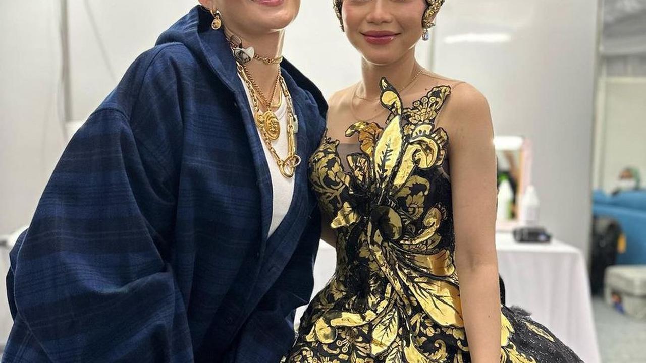 Terakhir, penampilan Rara dalam outfit emas saat sepanggung dengan Agnez Mo juga tidak kalah memukau.