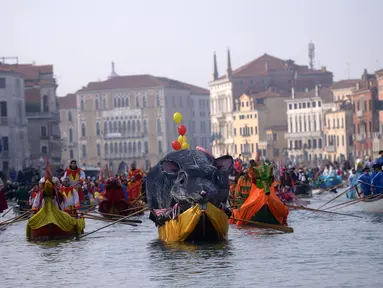 Perahu berbentuk tikus raksasa menyusuri Grand Canal pada parade upacara pembukaan karnaval Venesia di Italia, 28 Januari 2018. Karnaval Venesia pertama kali diselenggarakan pada abad ke-11.  (AFP Photo / FILIPPO MONTEFORTE)