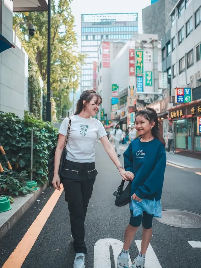 Ayu Ting Ting mengajak sang putri liburan ke Korea