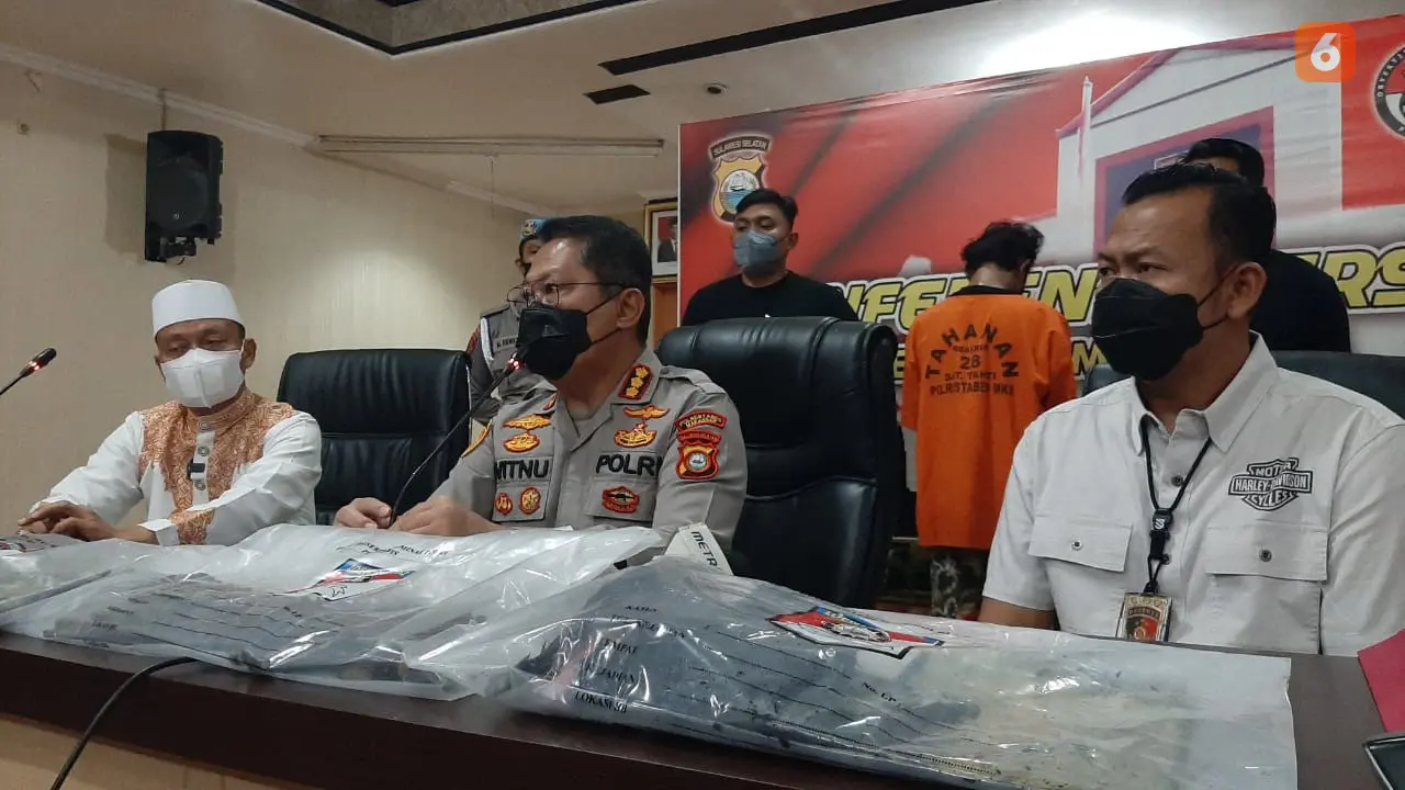 Press Release penangkapan pria misterius yang bakar mimbar Masjid Raya Makassar (Liputan6.com/Fauzan)