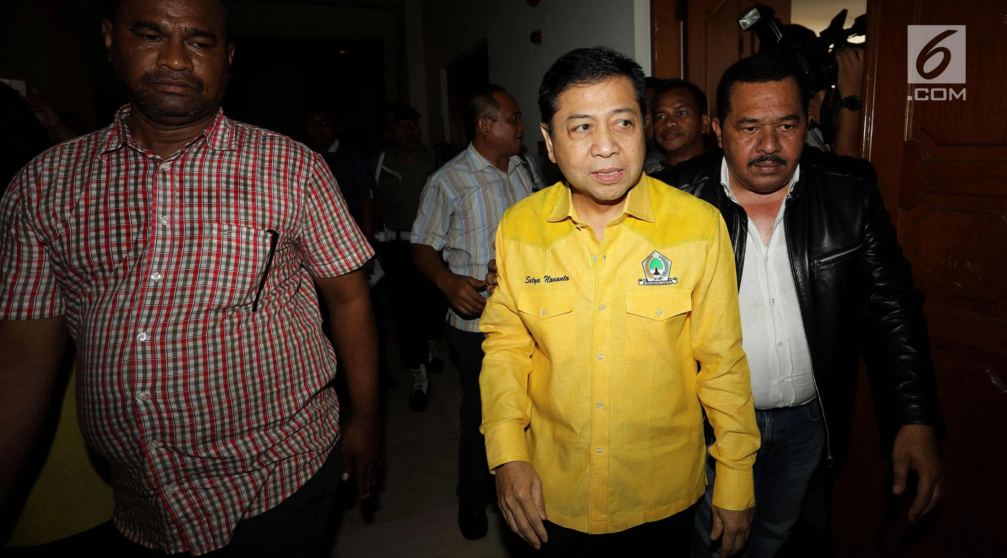 Ketua Umum DPP Golkar Setya Novanto saat tiba di Gedung DPP Golkar, Jakarta, Rabu (11/10). Rapat pleno ini dipimpin langsung oleh Setya Novanto setelah dirinya kembali sehat setelah menjalani perawatan di rumah sakit. (Liputan6.com/Johan Tallo)