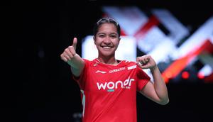 Pebulu tangkis tunggal putri Ester Nurumi Tri Wardoyo memastikan kemenangan Indonesia atas Denmark dengan skor 3-1 pada perempat final Piala Uber 2026 di Forum Horsens, Denmark, Jumat (1/5) dini hari WIB. Hasil itu membawa Indonesia lolos ke semifinal. (foto: PBSI)