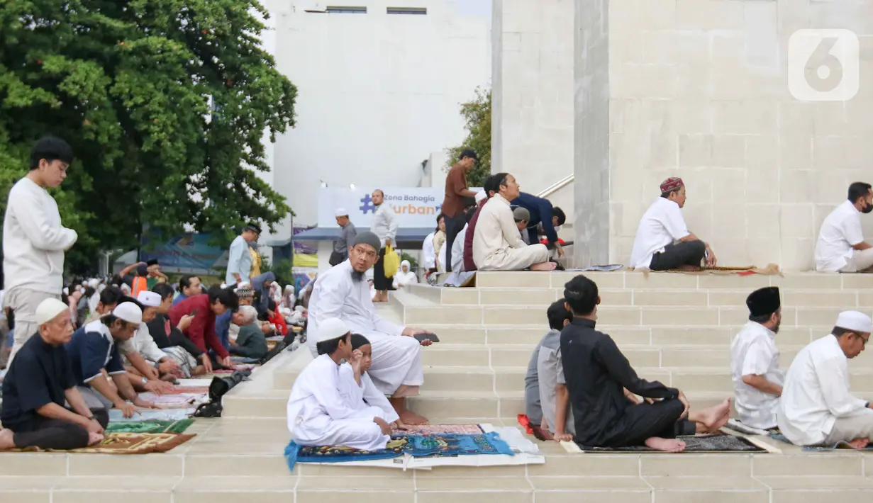 Adapun yang bertindak sebagai khotib dalam pelaksanaan Sholat Idul Adha kali ini adalah Dr H M Anwar R Prawira, M.A. dan imam adalah H Mukhtar Ibnu, M.Pd. (Liputan6.com/Herman Zakharia)