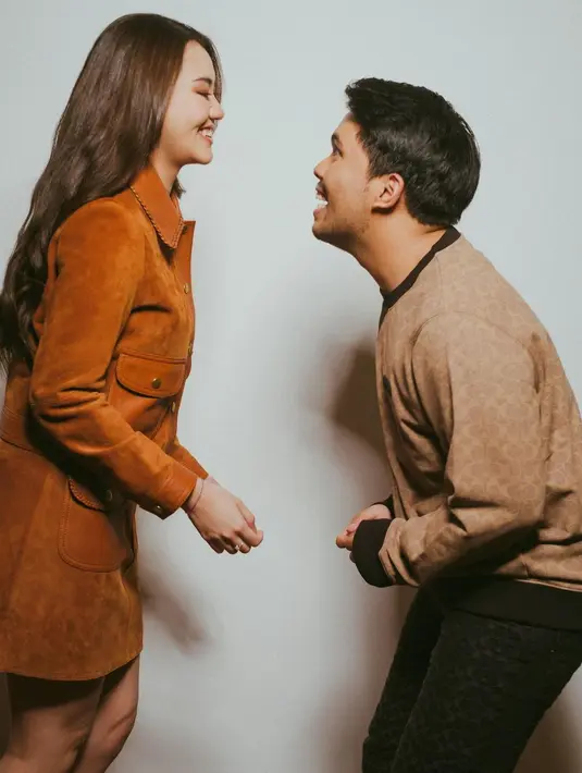 Keduanya sempat melakukan sesi photoshoot berdua yang menggemaskan dan bisa dijadikan inspirasi. Aaliyah Massaid tampil cantik dengan set atasan berkerah dari kulit berwarna cokelat yang serasi dengan rok pendeknya. Sedangkan Thariq Halilintar mengenakan sweater cokelat dan celana panjang hitam. [Foto: Instagram/thariqhalilintar]