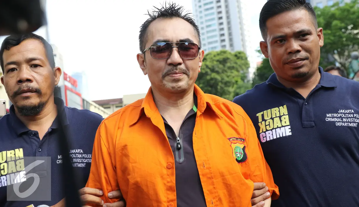 Mantan Ketua Parfi, Gatot Brajamusti saat tiba di Polda Metro Jaya untuk menjalani pemeriksaan, Jakarta, Selasa (25/10). (Liputan6.com/Herman Zakharia)